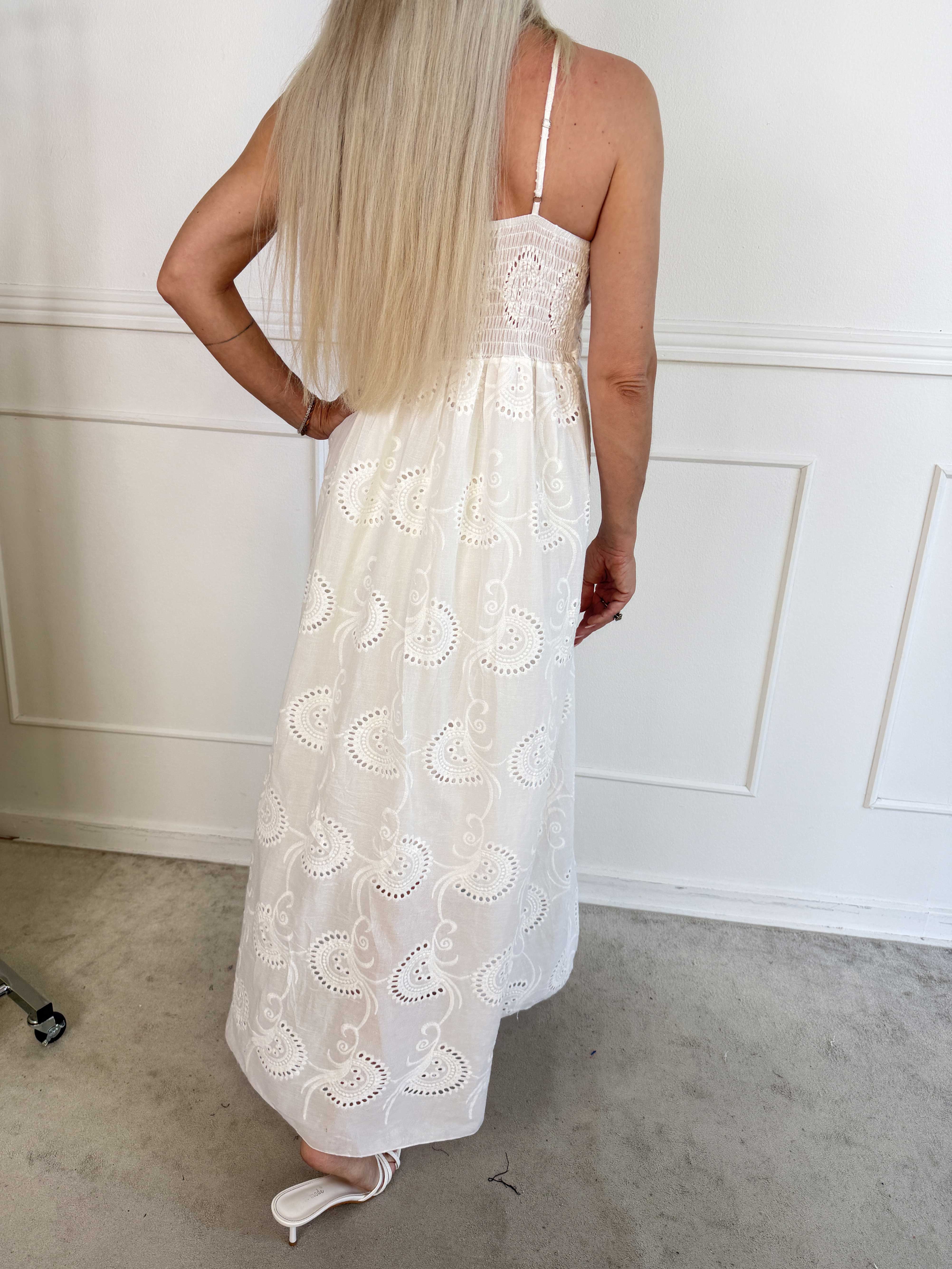 Lovisa - Lang feminin stropkjole med broderie anglaise og snøre under brystet